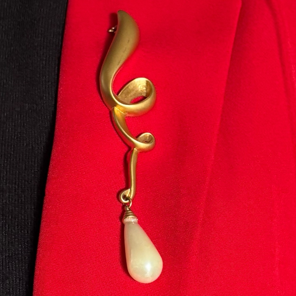 Gold Swirl Brooch with Pearl Drop - Picture 6 of 12